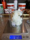 beurre-de-karite-pesee-balance-dans-becher-atelier-cosmetique