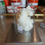 beurre-de-karite-pesee-balance-dans-becher-atelier-cosmetique