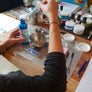 moment-de-vie-atelier-cosmetique-pipette-hydrolat-table-en-bois-formulation-de-produits-naturels